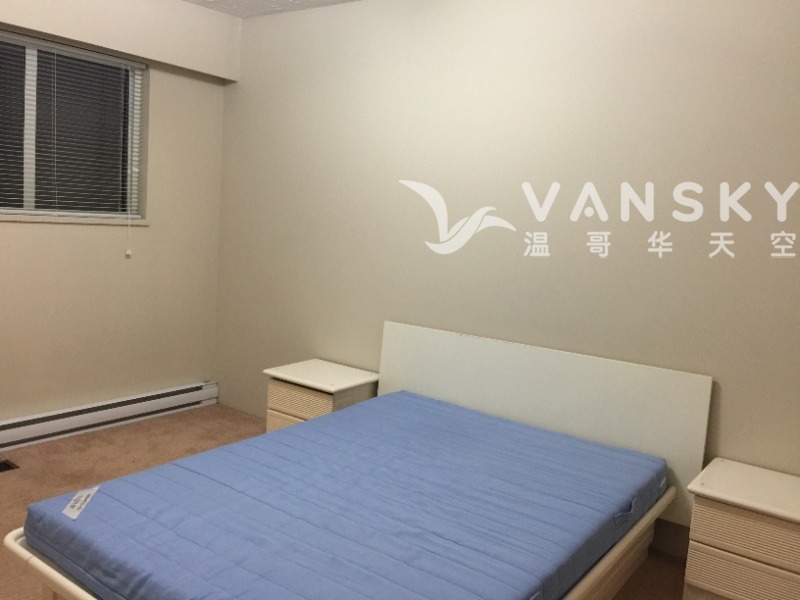 250819124446_small room.JPG